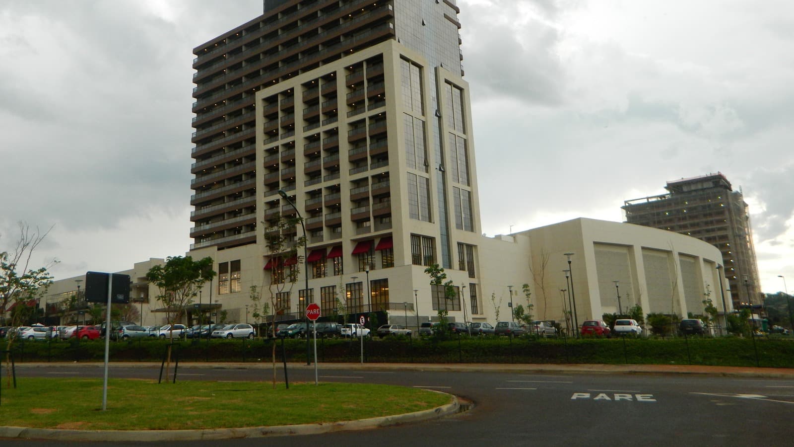 Fachada do prédio do Shopping Iguatemi Ribeirão Preto, um dos ativos vendidos, com estacionamento em primeiro plano