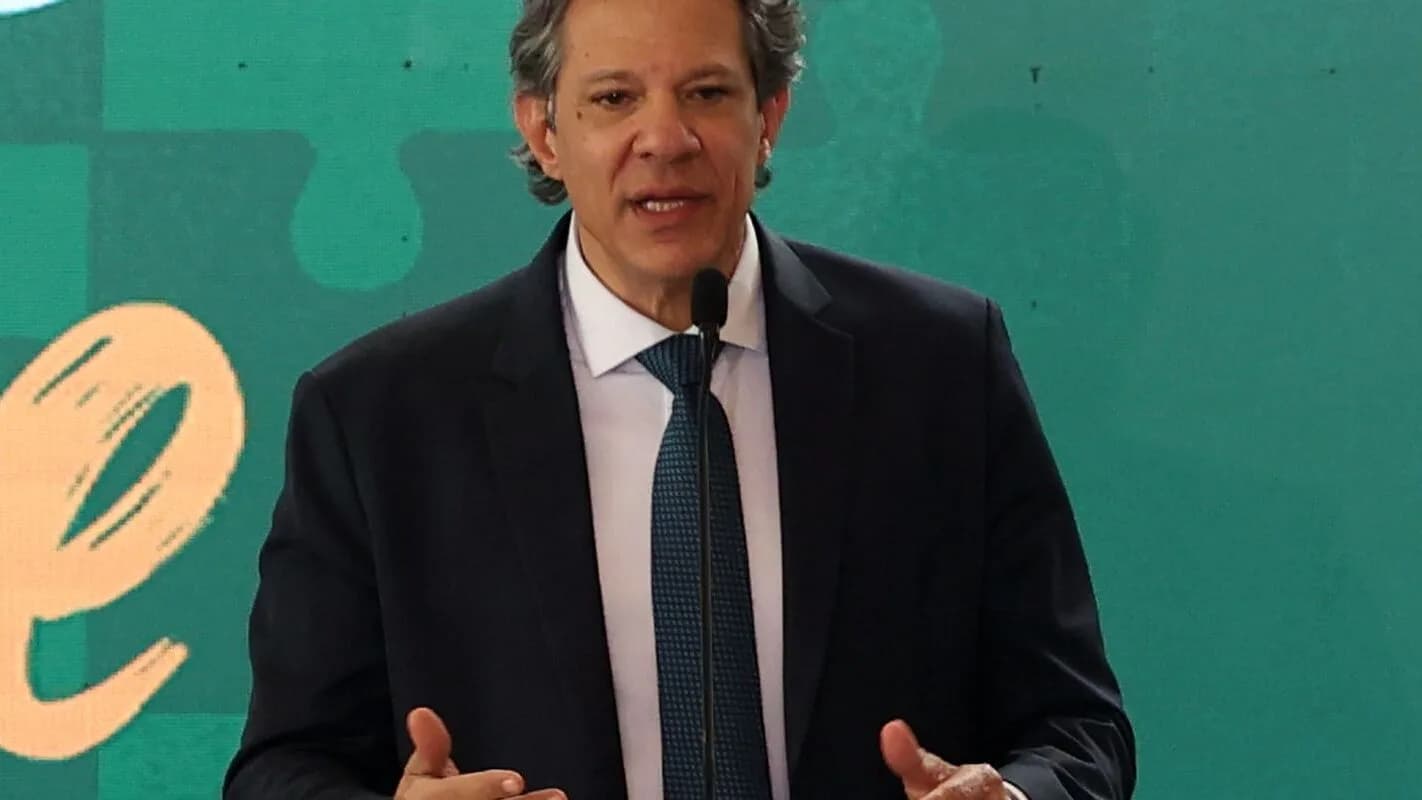 O ministro da Fazenda, Fernando Haddad, discursa ao microfone gesticulando com as duas mãos