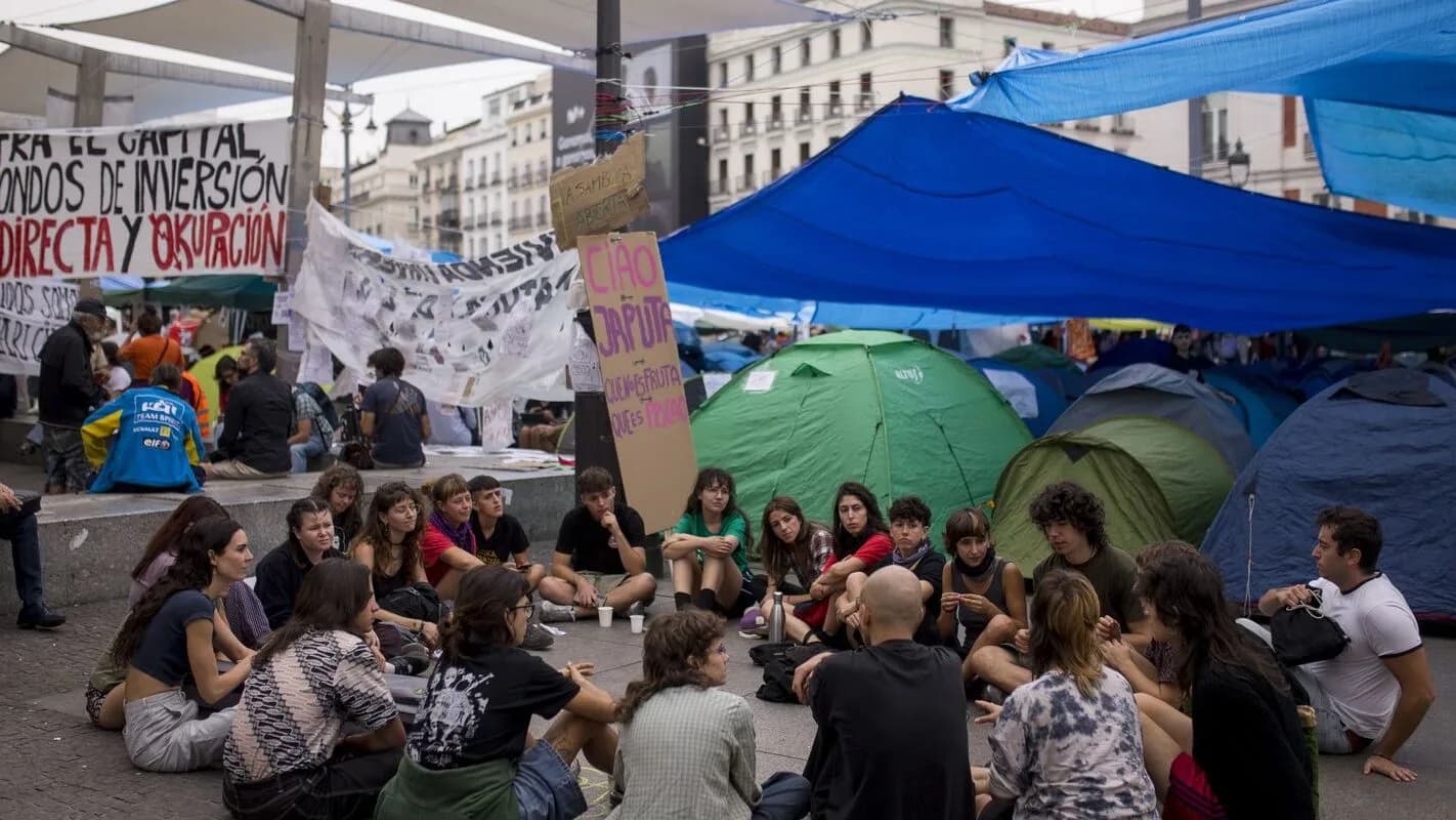 Manifestantes acampados em protesto contra despejos na Puerta del Sol, em Madri