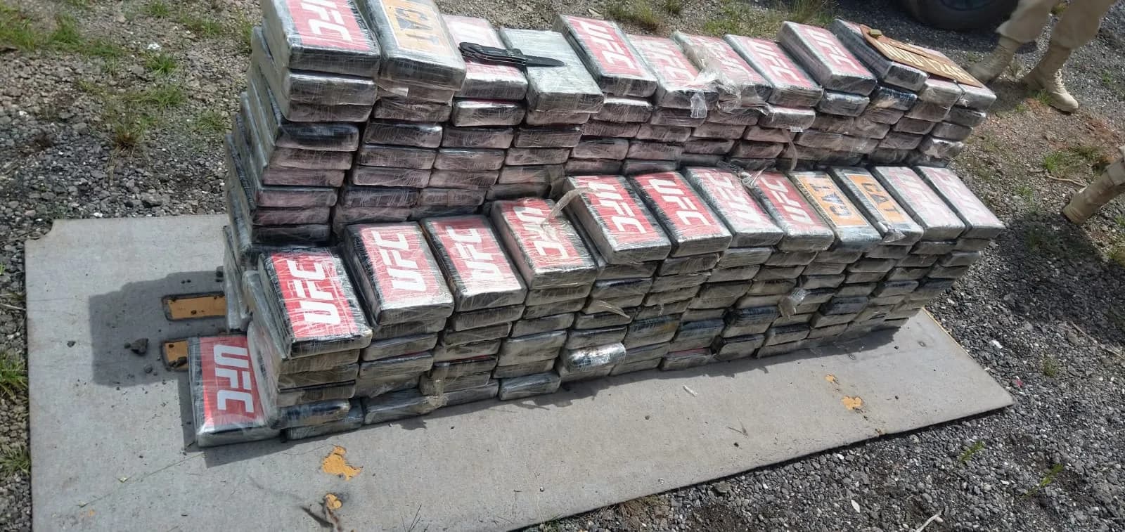 Fardos de drogas apreendidos empilhados no chão, foto de arquivo de operação da Marinha na Amazônia