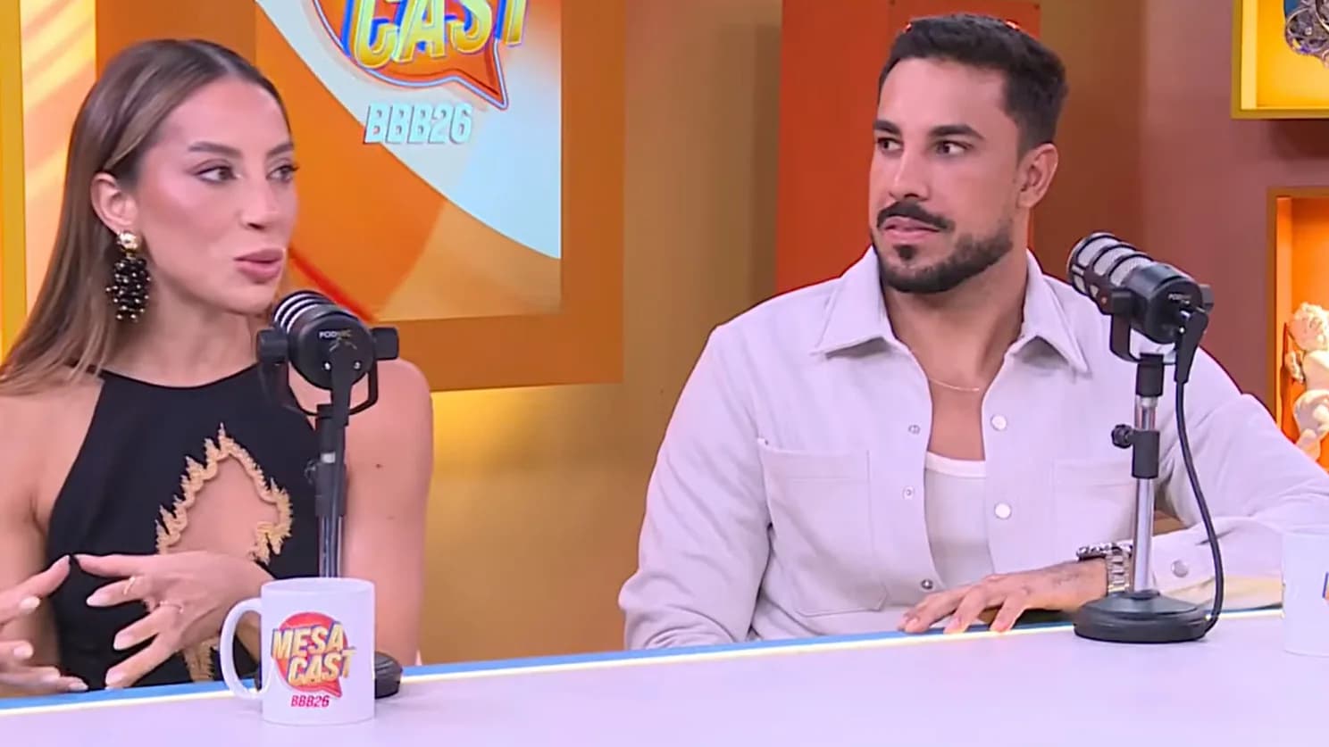 Renata Saldanha e Maike Allan em participação no Mesacast BBB