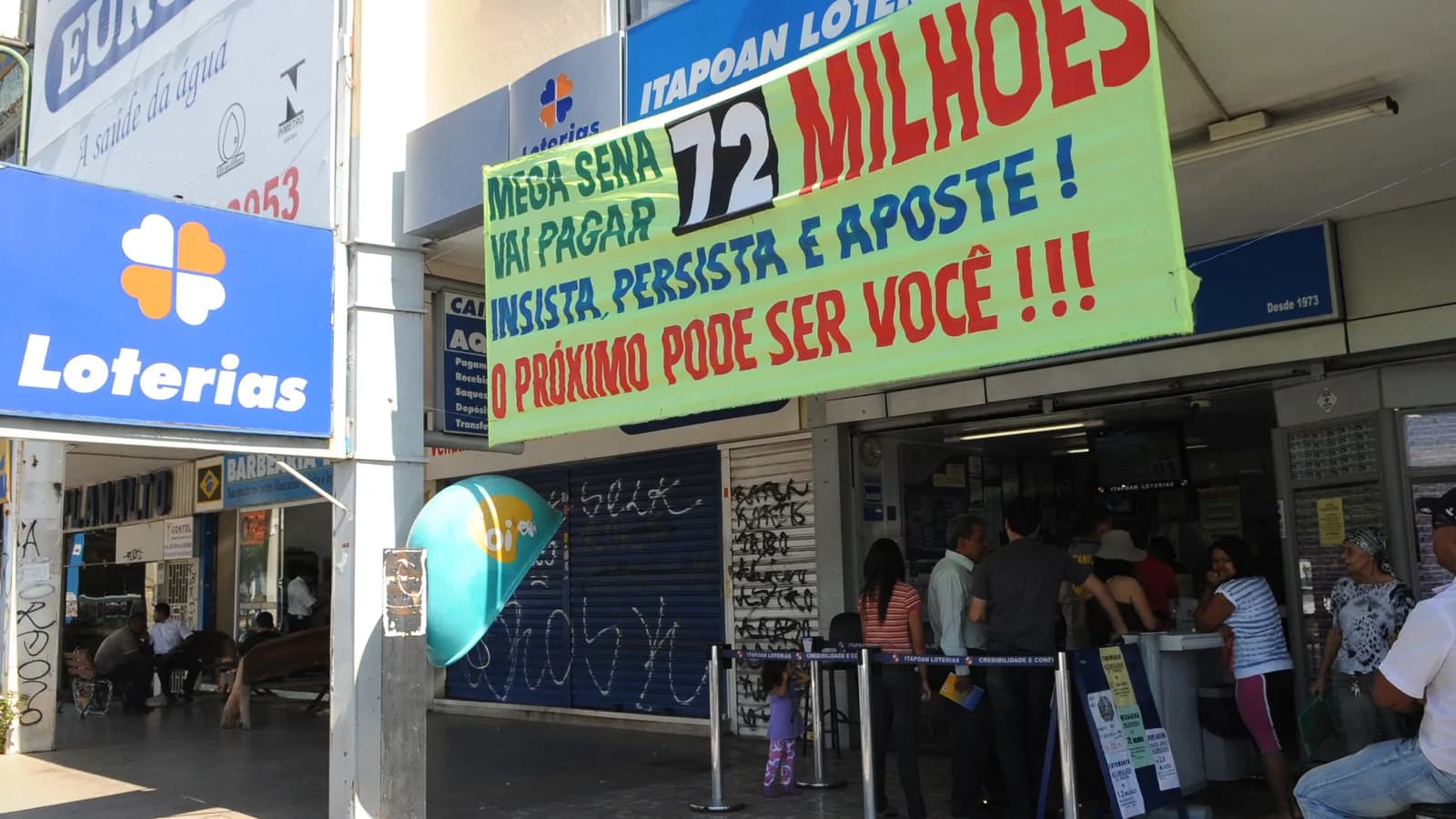 Volantes da Mega-Sena preenchidos para aposta em casa lotérica