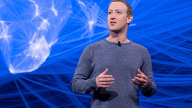 Mark Zuckerberg gesticula durante apresentação em evento da Meta