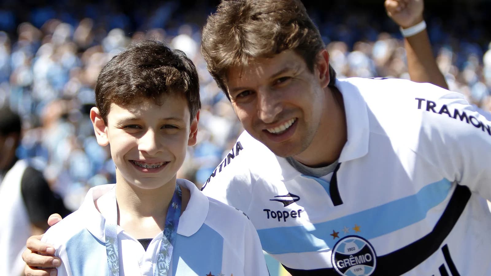 Jogador do Grêmio ao lado de torcedor em evento do clube (foto de arquivo)