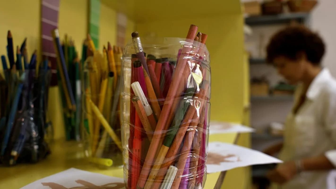 Sala de aula com professora ao fundo, em foto de arquivo ilustrativa