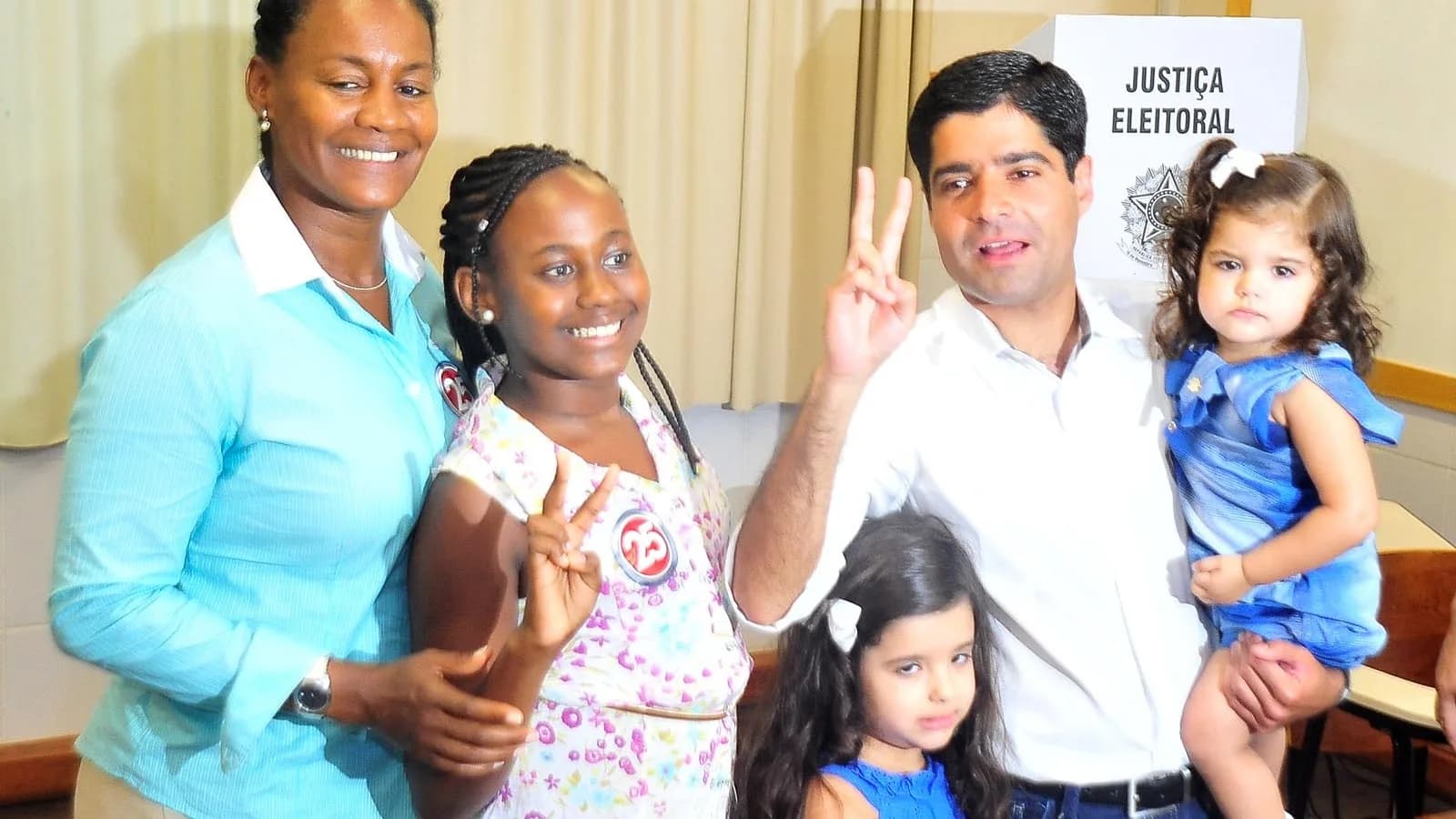 ACM Neto cumprimenta eleitora durante campanha eleitoral na Bahia