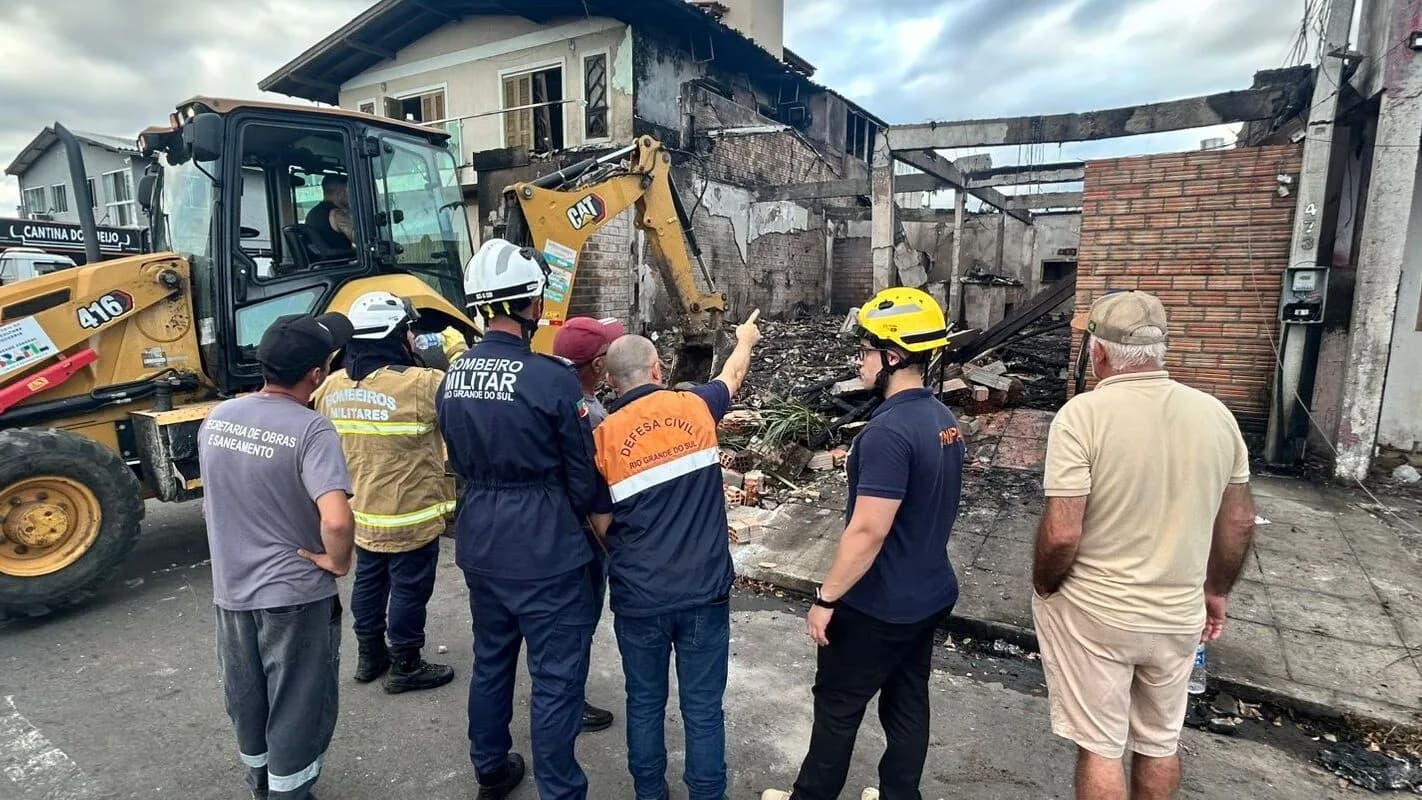 Bombeiros e equipes de resgate observam escombros do restaurante destruído pela queda do avião em Capão da Canoa