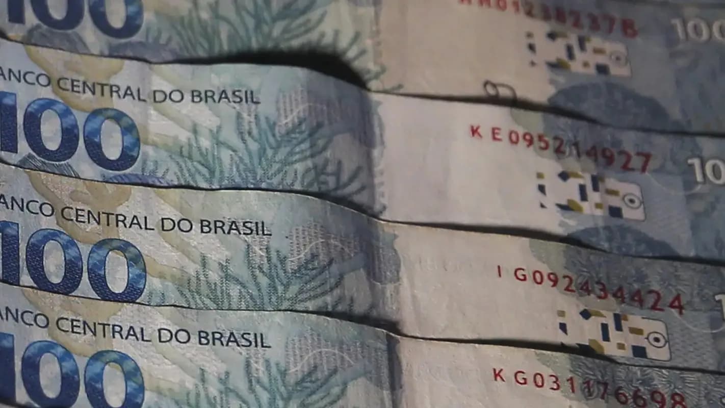 Cédulas de R$ 100 do Banco Central do Brasil empilhadas (foto de arquivo)