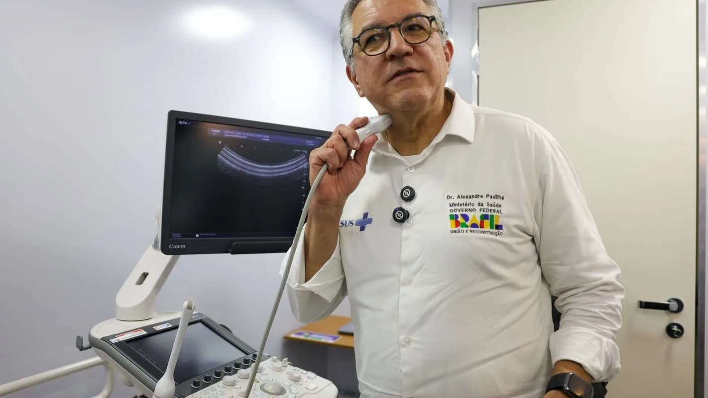 Ministro da Saúde Alexandre Padilha demonstra equipamento de mamografia em carreta de atendimento
