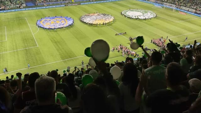 Torcida do Palmeiras com bandeiras verdes durante jogo da Libertadores no Allianz Parque