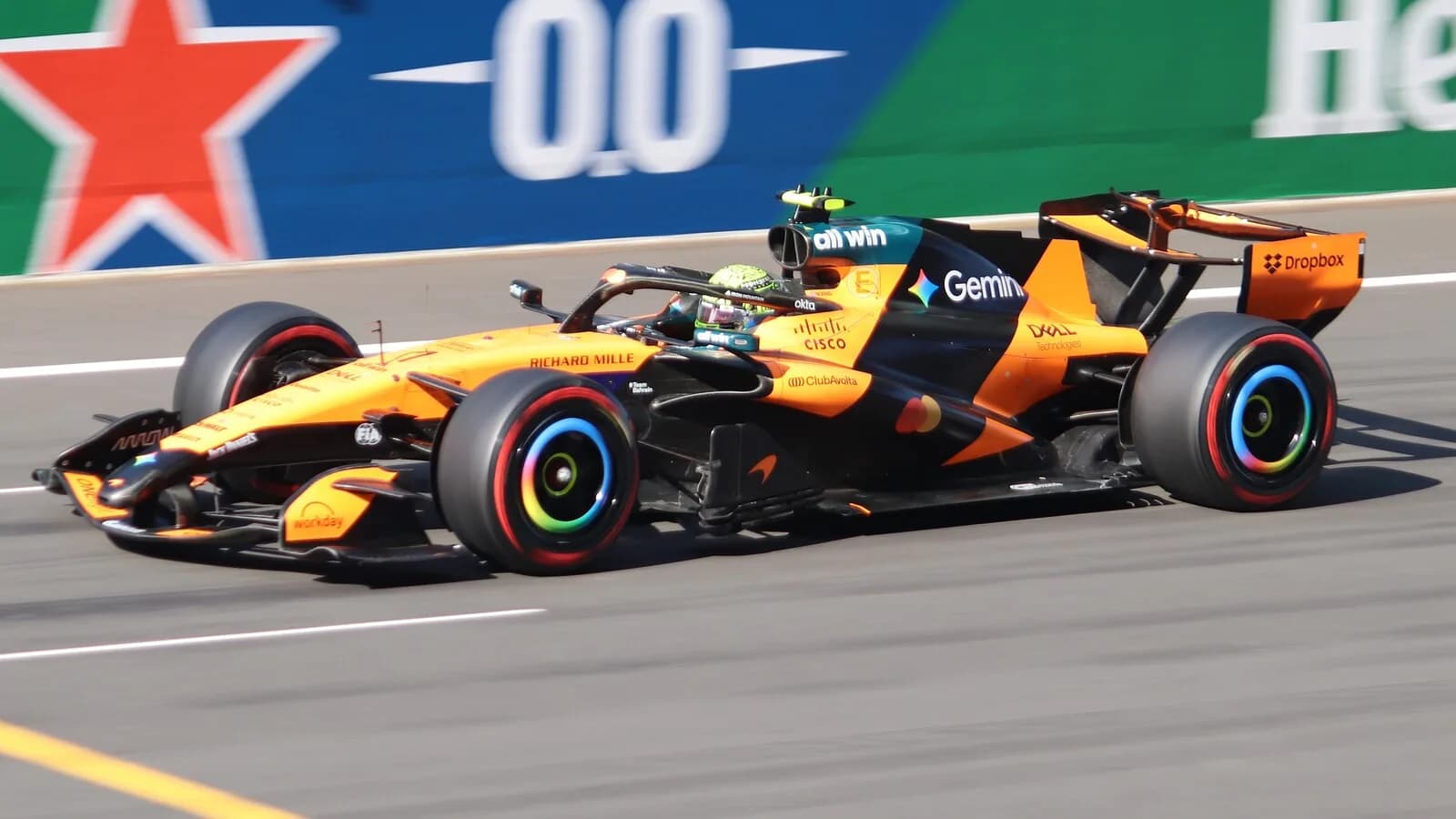 Carro da McLaren de Lando Norris em ação durante sessão de classificação de Fórmula 1