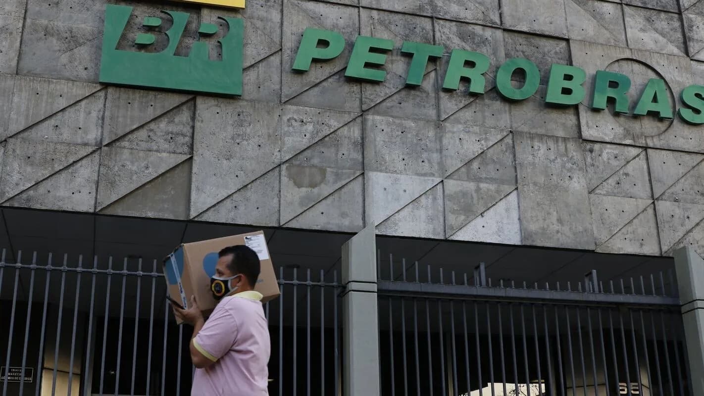 Homem passa em frente à fachada de prédio da Petrobras