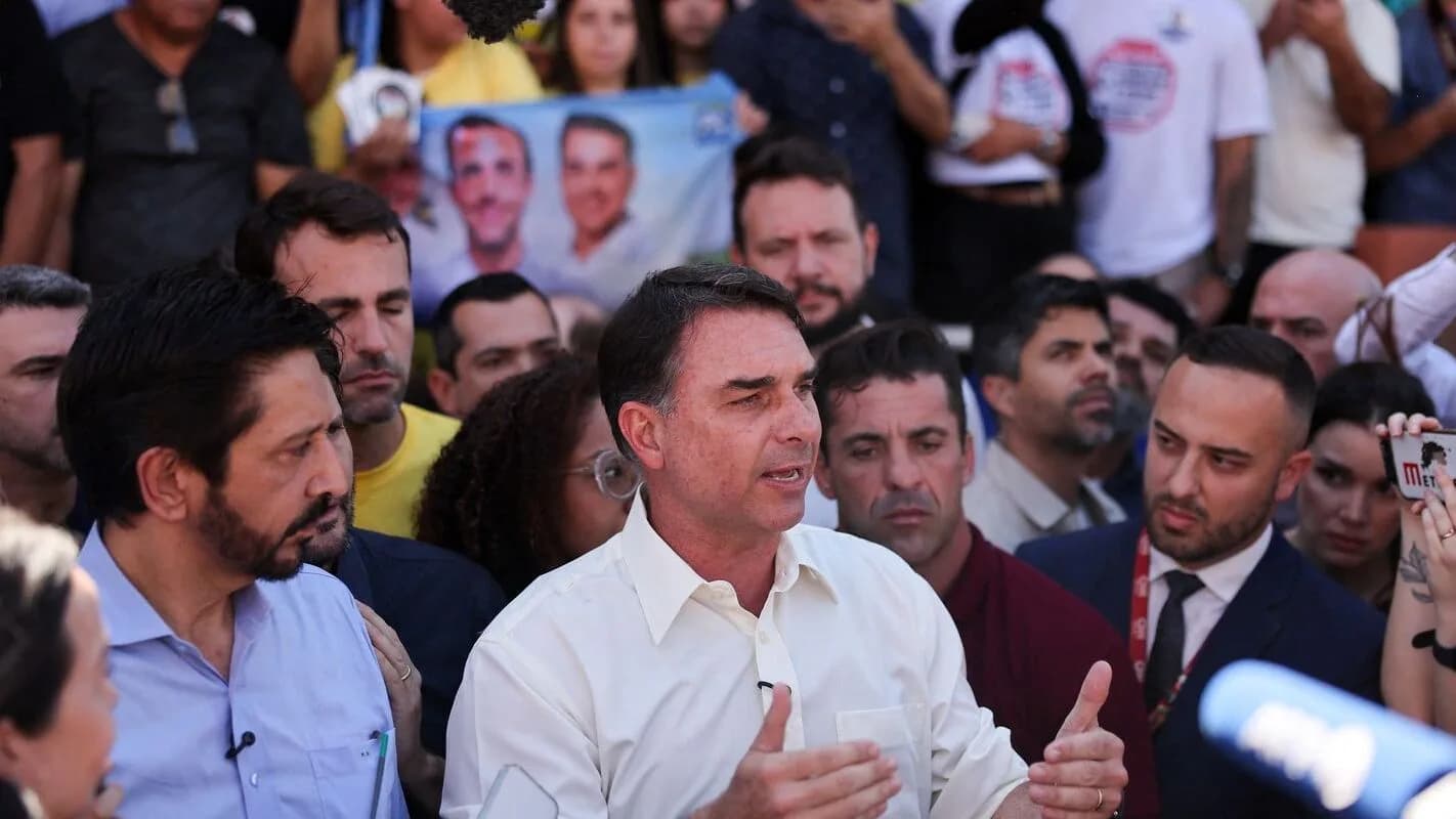 Flávio Bolsonaro fala a apoiadores durante ato de campanha