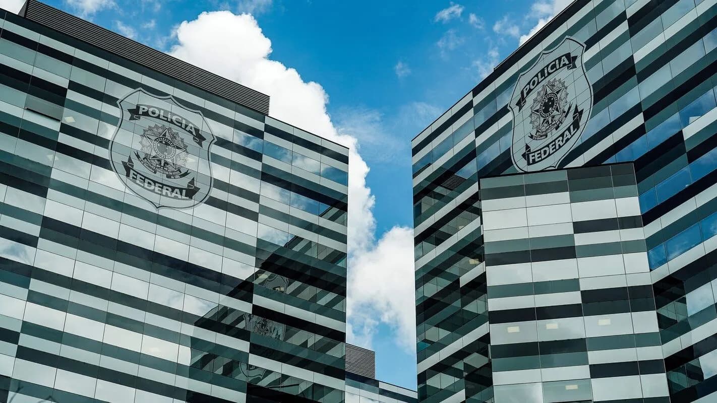 Fachada da sede da Polícia Federal, com o brasão da corporação em duas torres de vidro