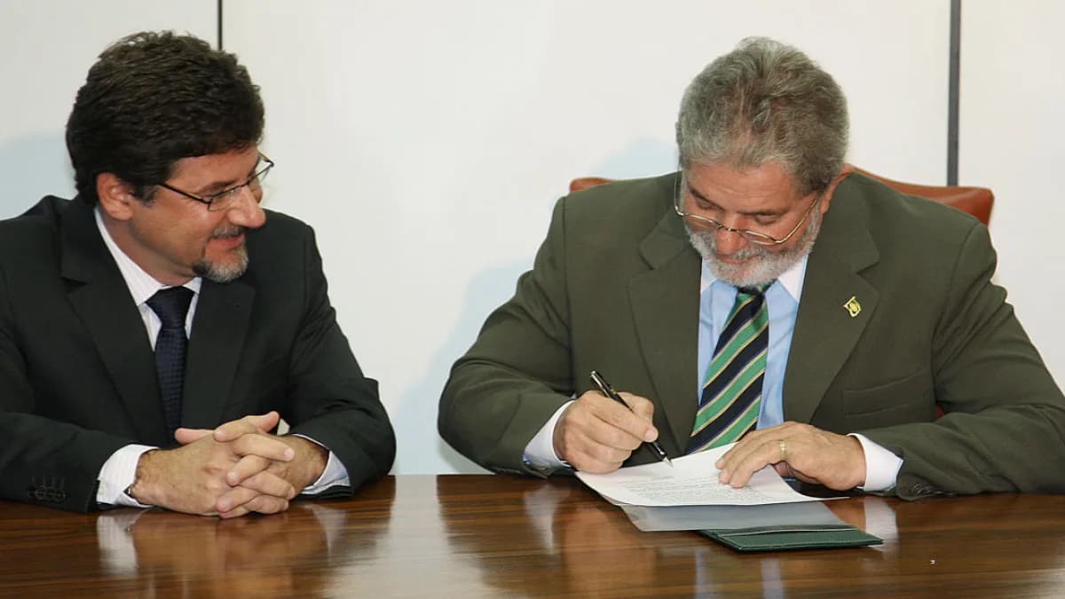 O presidente Lula assina documento em cerimônia no Palácio do Planalto (foto de arquivo)