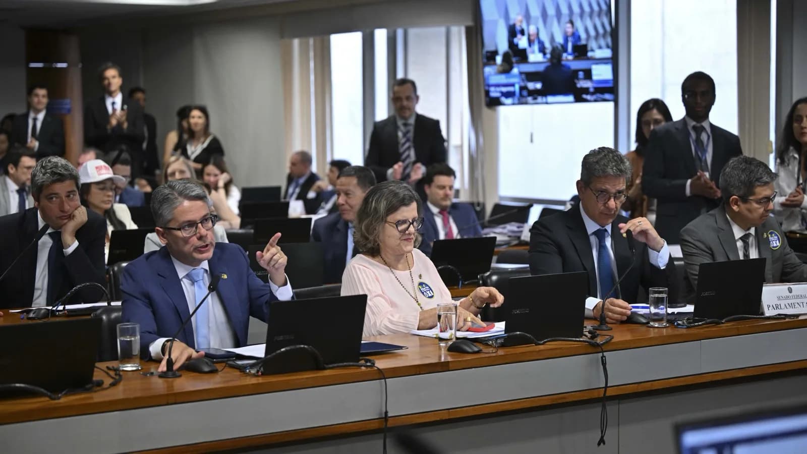 Senadores reunidos na CCJ do Senado durante sessão que aprovou o fim da escala 6x1, em Brasília