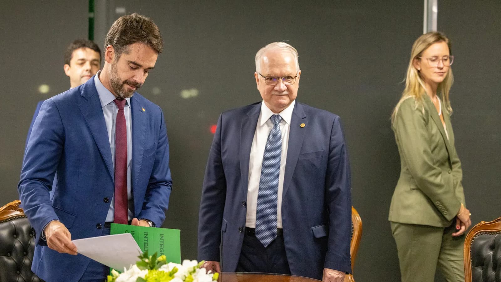 O ministro Edson Fachin, presidente do STF, em pé durante evento oficial, ao lado de outras autoridades