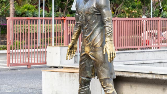 Estátua de Cristiano Ronaldo no museu CR7, em Funchal, Portugal