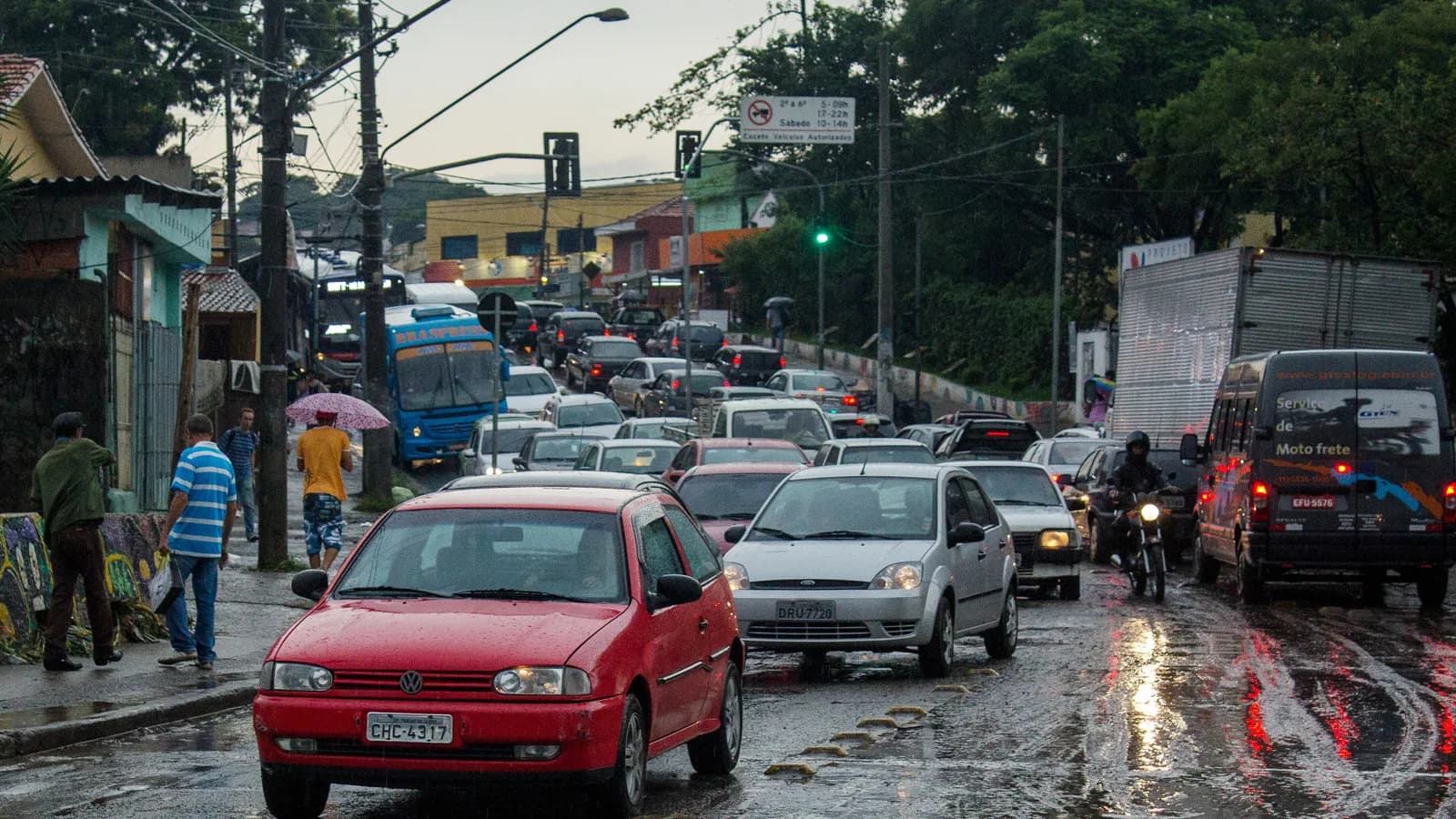 Trânsito em avenida alagada durante chuva forte na Grande São Paulo (imagem de arquivo)