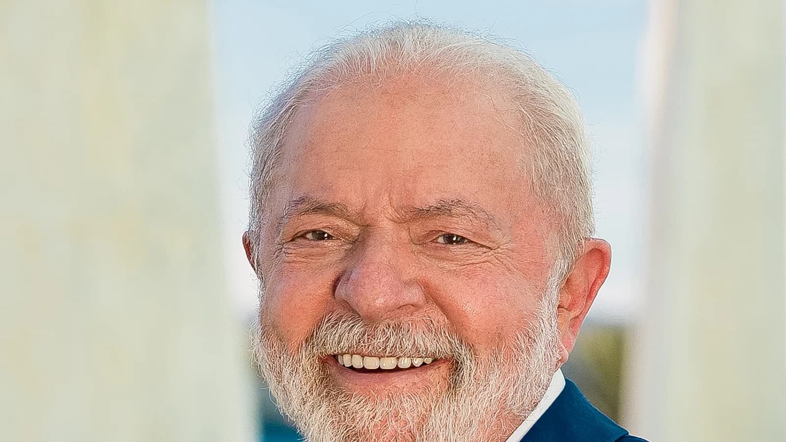 Retrato oficial do presidente Luiz Inácio Lula da Silva sorrindo, usando a faixa presidencial