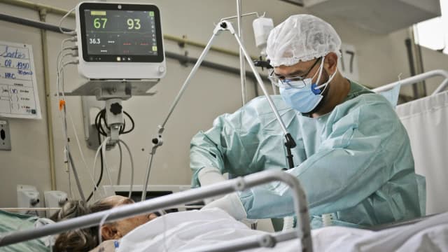 Profissional de saúde atende paciente internado em hospital