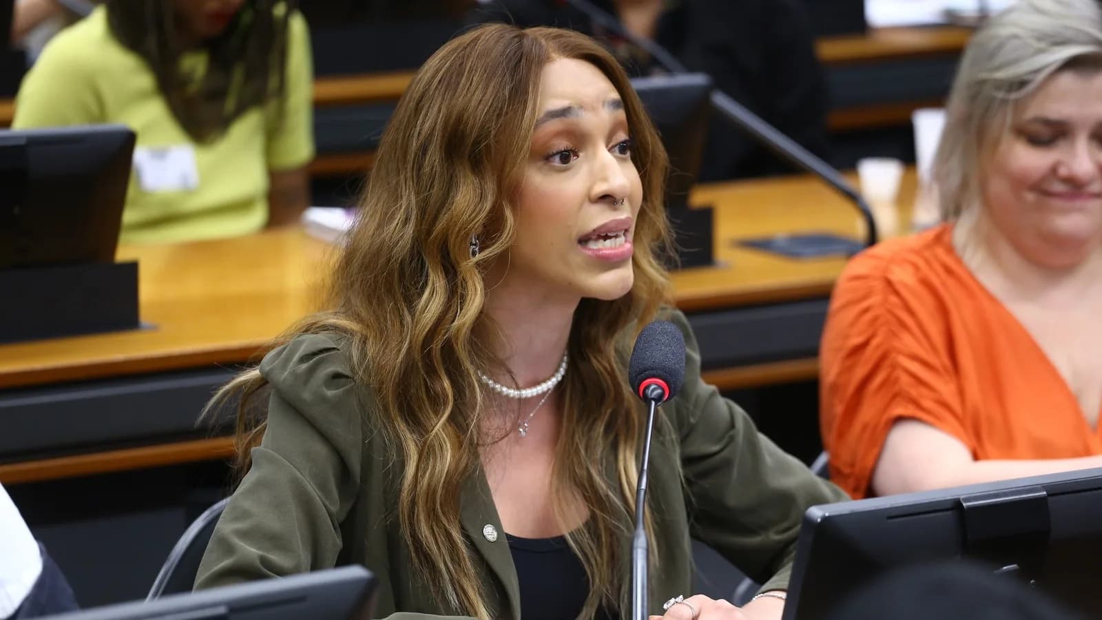 Deputada federal Erika Hilton discursa em comissão na Câmara dos Deputados