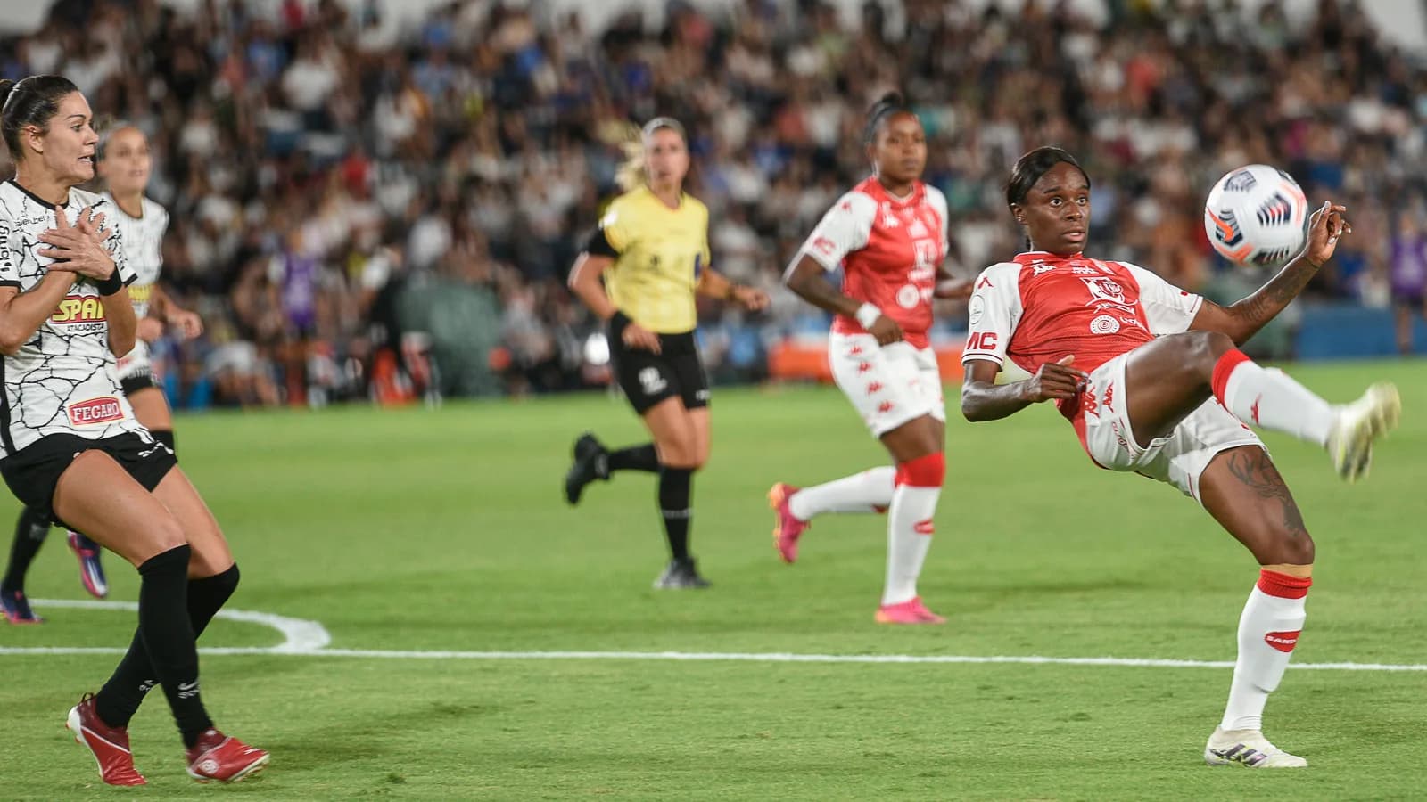Jogadora do Corinthians disputa bola em partida de futebol feminino (foto de arquivo)