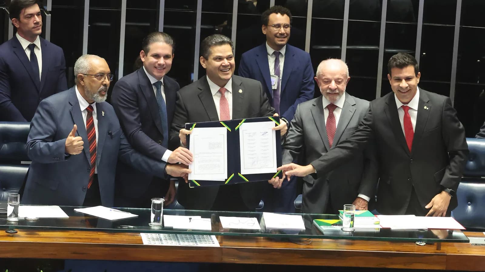 Lula faz sinal de positivo durante cerimônia de promulgação de lei no Congresso Nacional