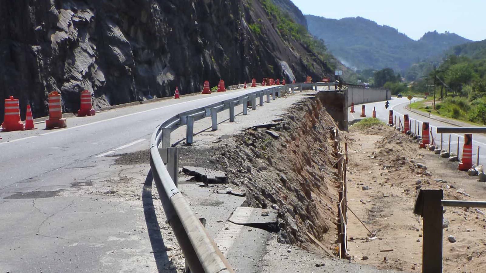 Trecho da BR-040 no Rio de Janeiro identificado como ponto crítico em levantamento da CNT, com erosão na pista e cones de sinalização (foto de arquivo, não é o local do acidente)