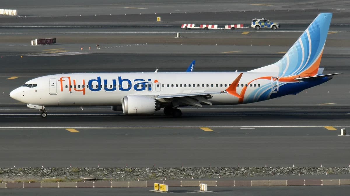 Avião da Flydubai, modelo Boeing 737 MAX, taxiando em aeroporto