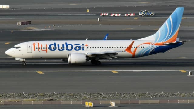 Avião da Flydubai, modelo Boeing 737 MAX, taxiando em aeroporto