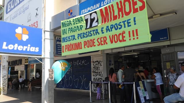 Apostadores em fila na porta de uma casa lotérica, sob faixa que anuncia prêmio acumulado da Mega-Sena; foto de arquivo de 2011, e o valor exibido na faixa não corresponde ao concurso 3037