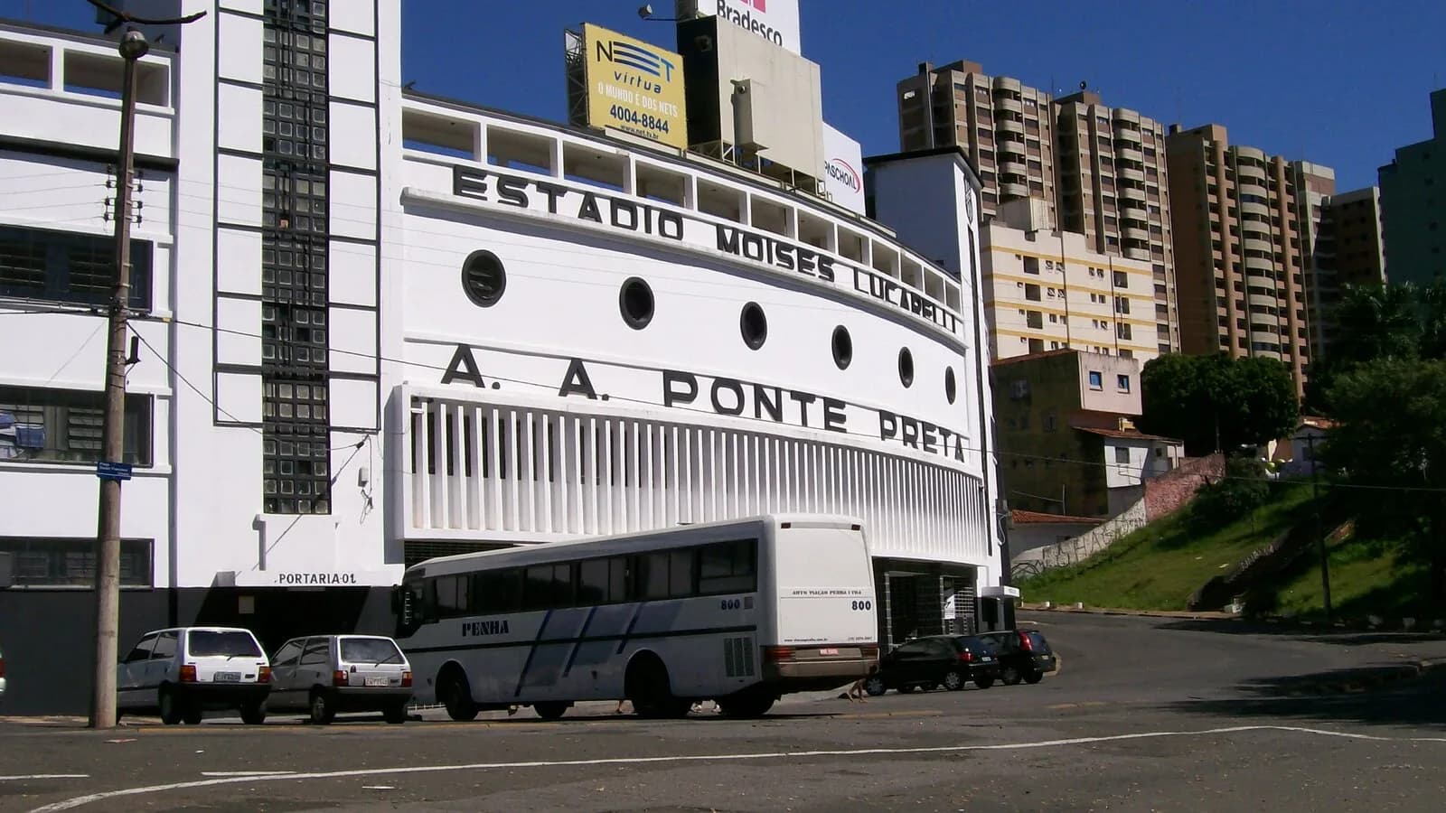 Fachada do Estádio Moisés Lucarelli, com o nome A.A. Ponte Preta, em Campinas