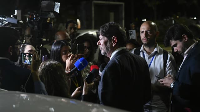 O senador Cid Gomes é entrevistado pela imprensa