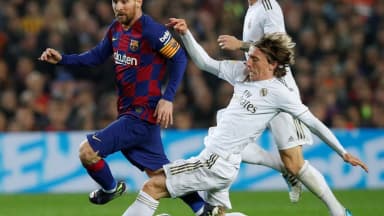 Jogador do Barcelona disputa bola com jogador do Real Madrid em Clássico (foto de arquivo, 2020)