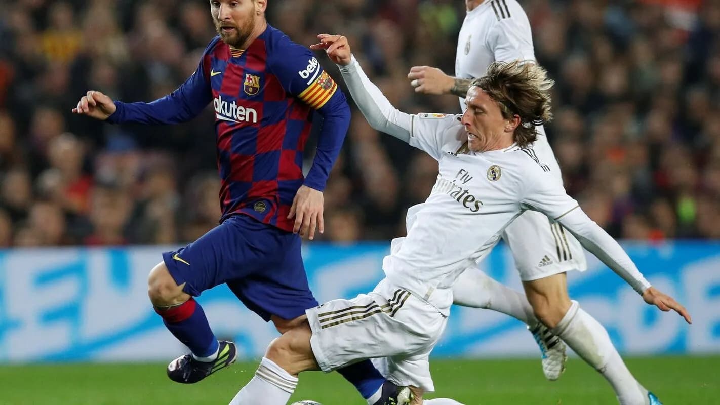 Jogador do Barcelona disputa bola com jogador do Real Madrid em Clássico (foto de arquivo, 2020)