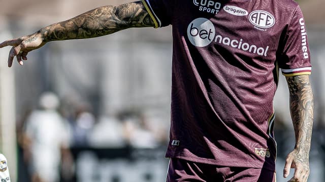 Jogador da Ferroviária em campo durante partida