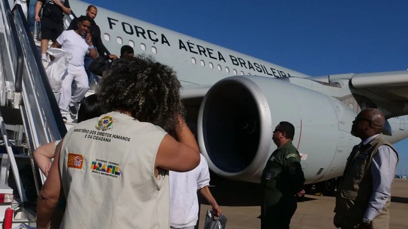 Brasileiros desembarcam de aeronave em voo de repatriação dos Estados Unidos (foto de arquivo)