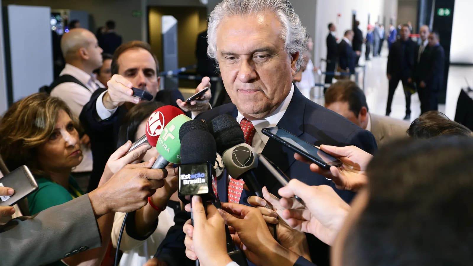 Governador cercado por jornalistas durante entrevista coletiva no Congresso