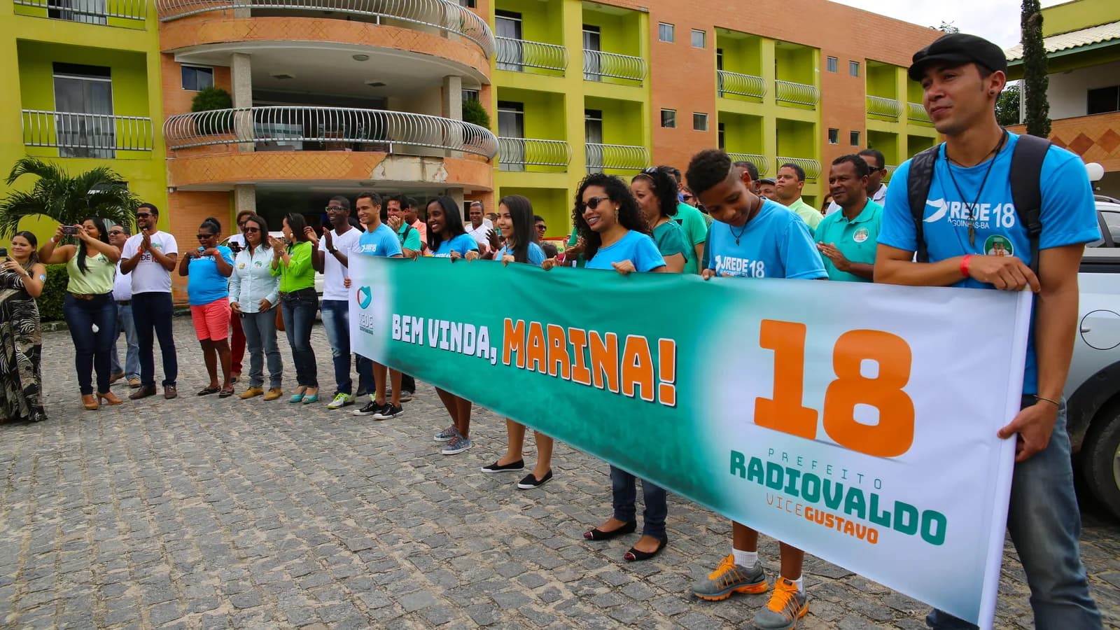 Militantes seguram faixa de campanha em ato eleitoral de rua em Alagoinha, Pernambuco (imagem de arquivo)
