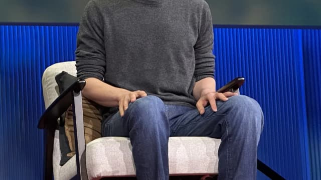 Sam Altman, CEO da OpenAI, sentado em entrevista durante evento