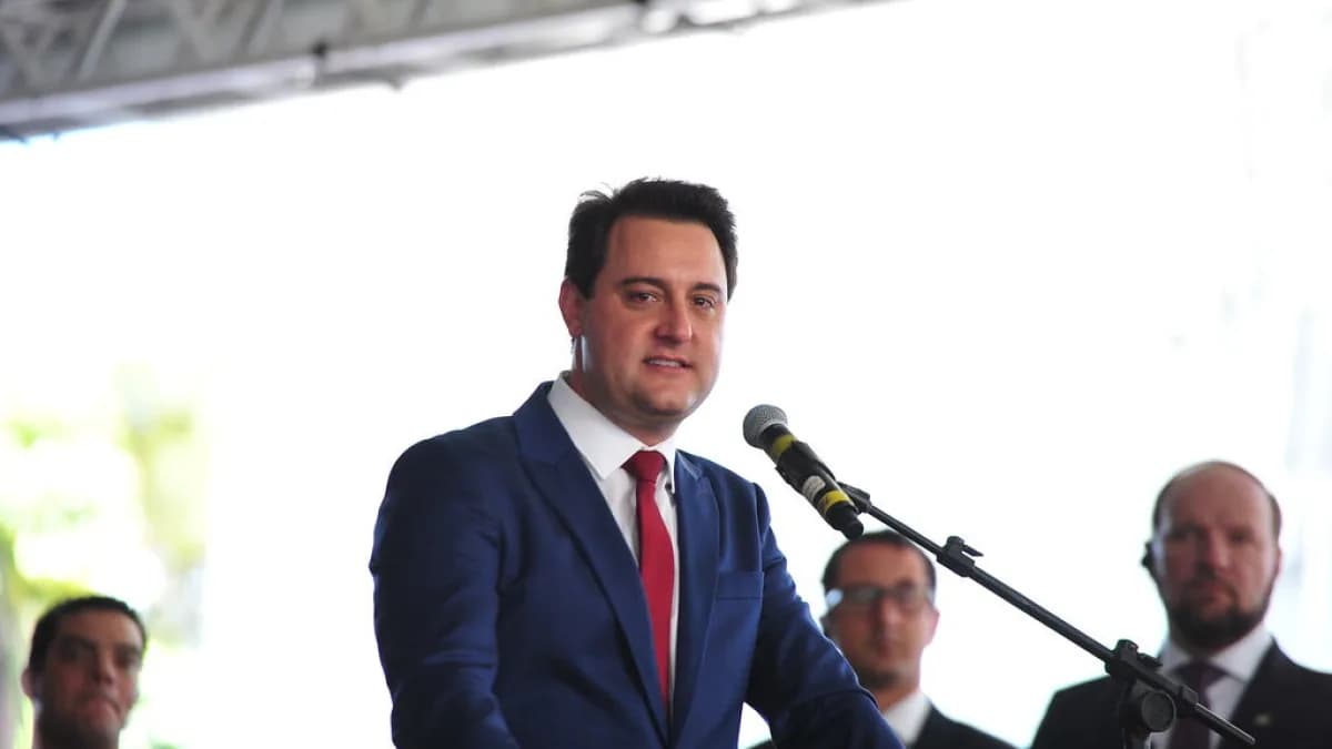 Ratinho Junior discursando ao microfone em evento oficial
