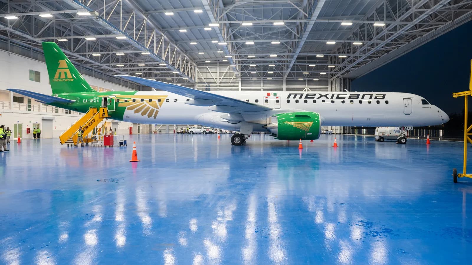 Avião Embraer E195-E2 visto de lado em hangar