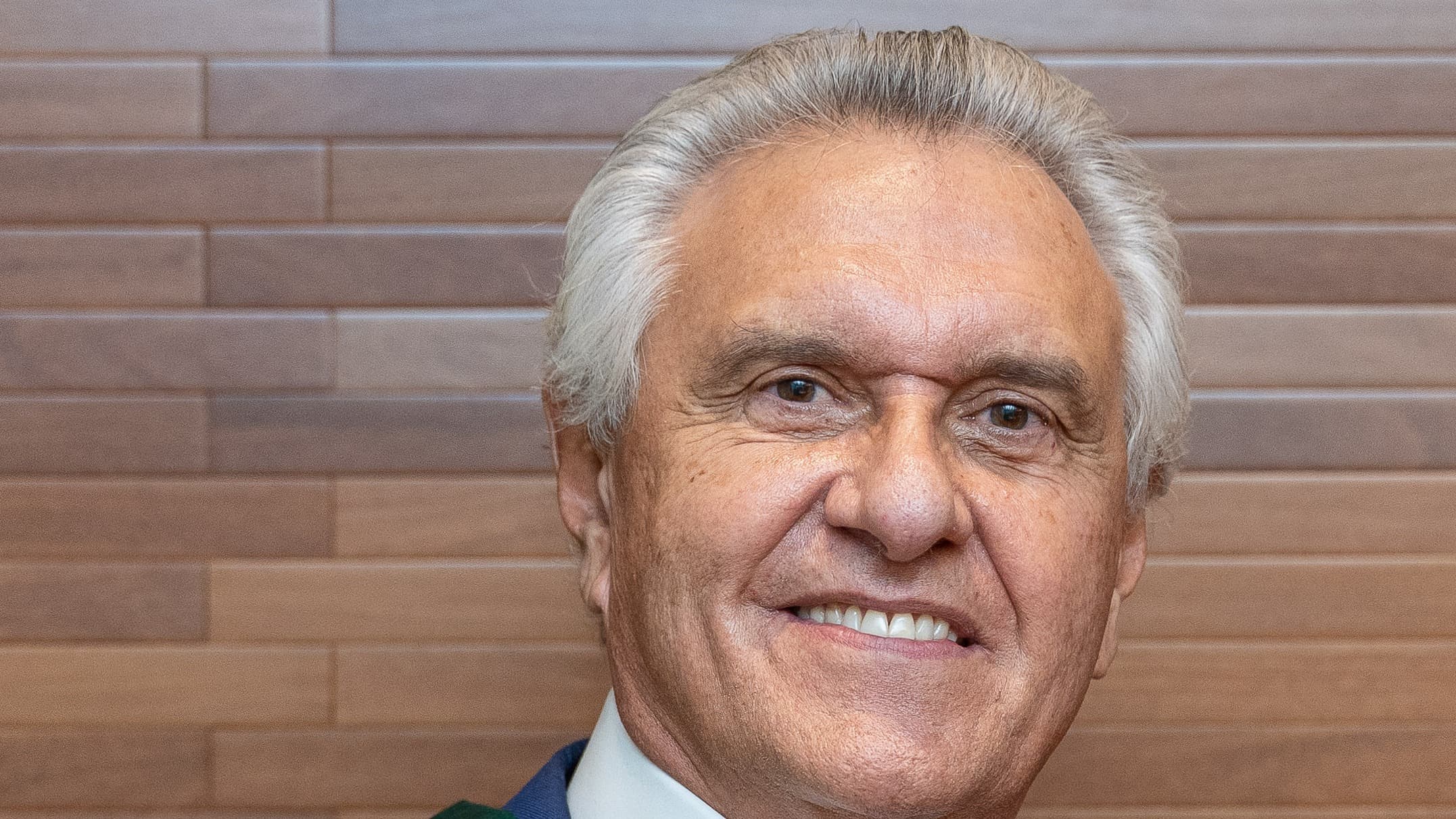 Ronaldo Caiado sorri em retrato oficial, com a faixa de governador de Goiás no ombro