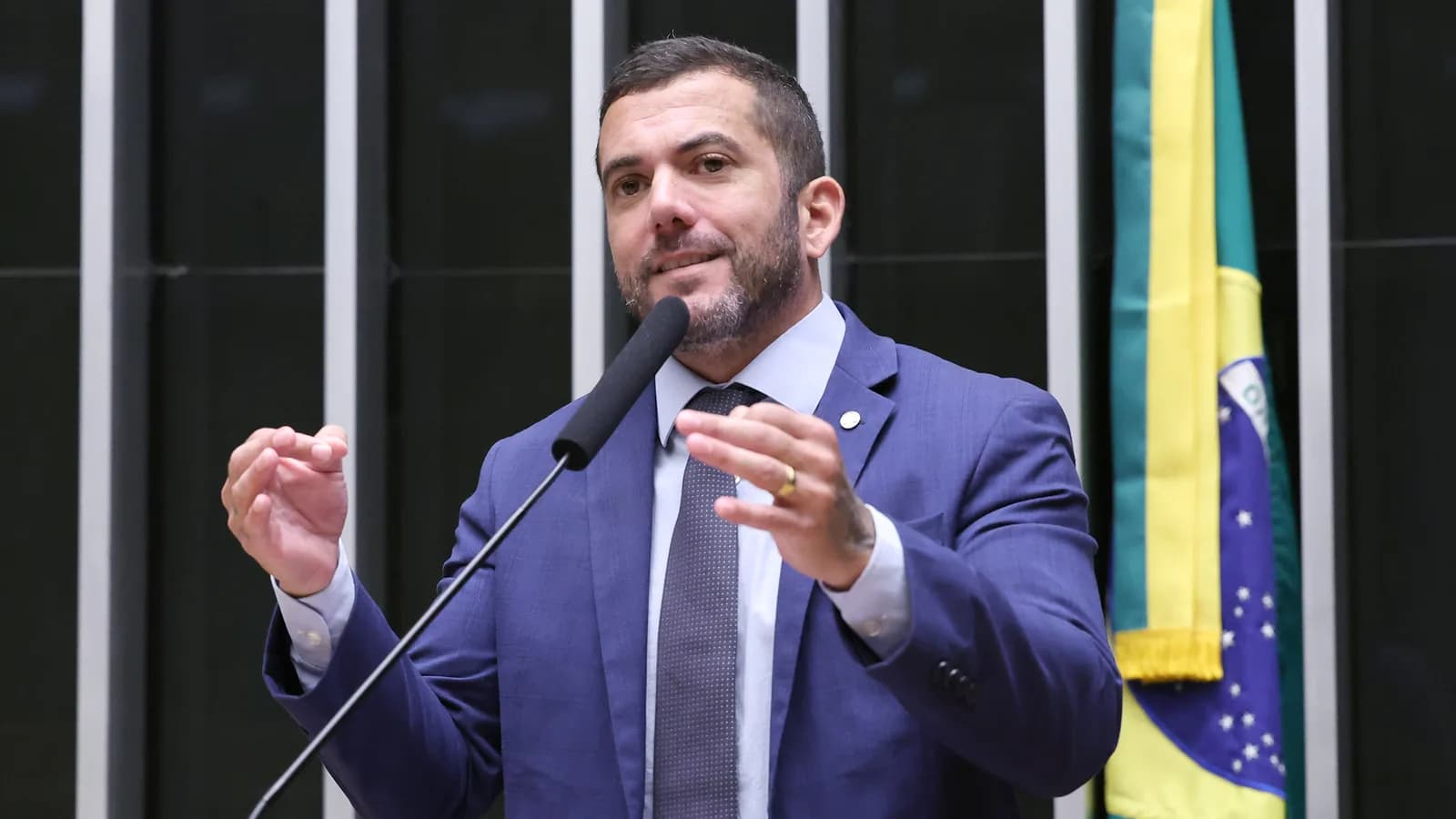 O deputado Carlos Jordy discursa no plenário da Câmara dos Deputados.