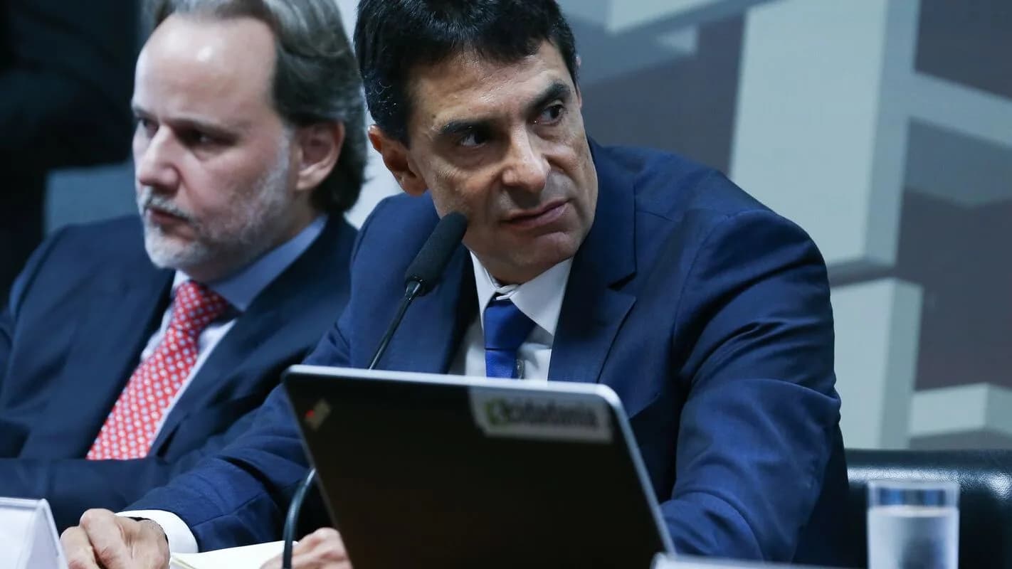 Diretor da Braskem fala sentado à mesa em audiência pública, foto de arquivo