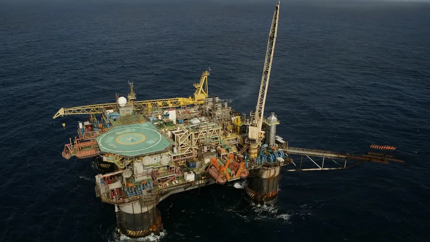 Vista aérea de plataforma de petróleo da Petrobras no mar