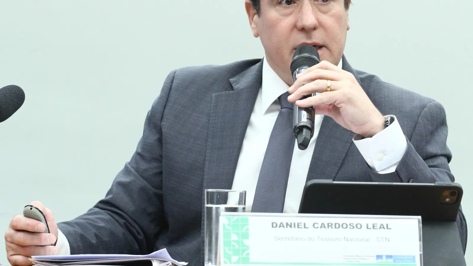 Daniel Leal, secretário do Tesouro Nacional, fala ao microfone em audiência pública