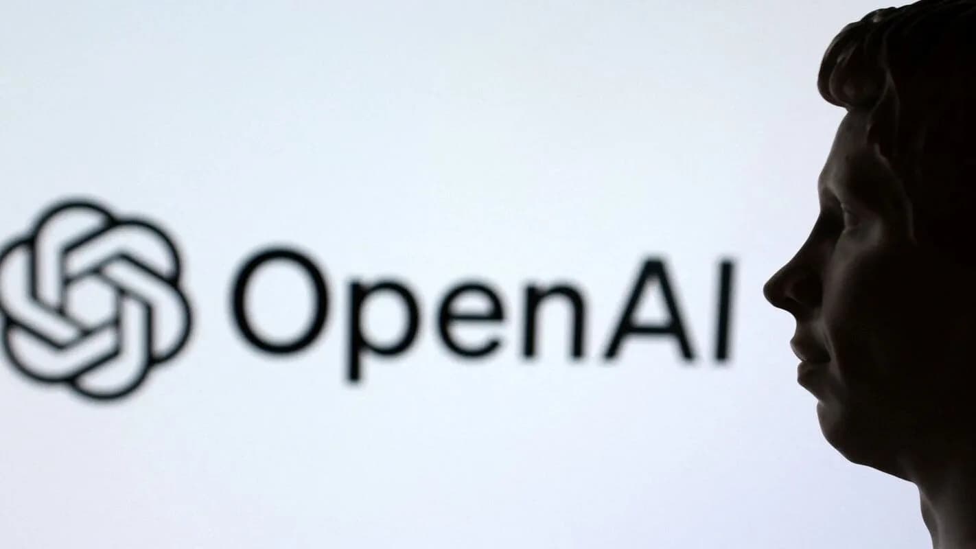 Logotipo da OpenAI em destaque sobre fundo escuro com silhueta ao fundo