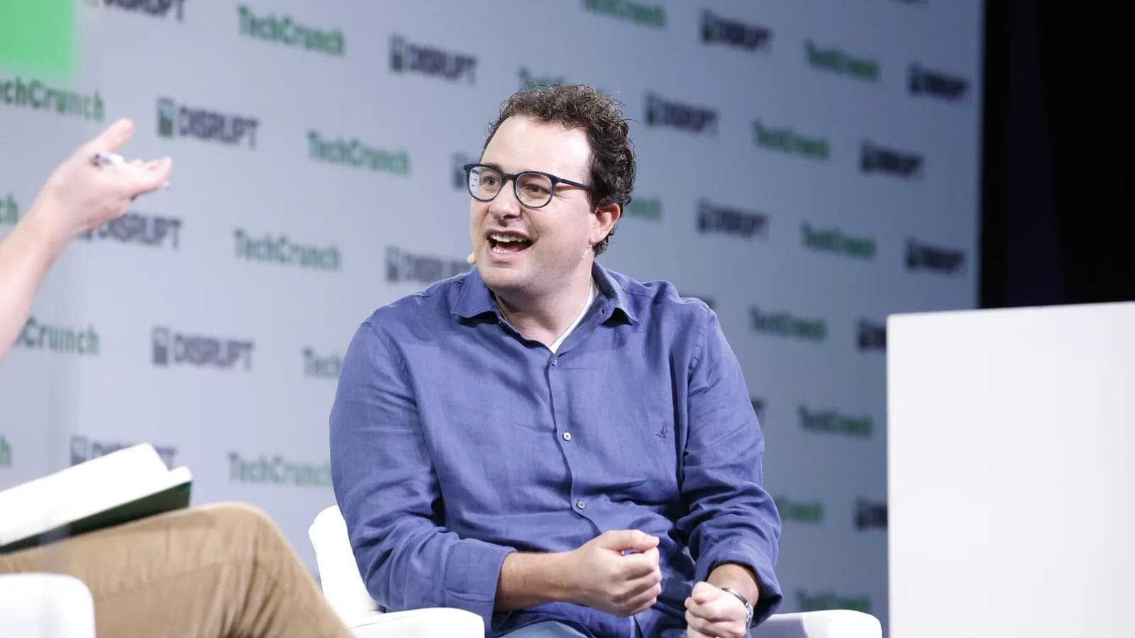 Dario Amodei, CEO da Anthropic, em entrevista no palco do TechCrunch Disrupt (foto de arquivo, 2023)